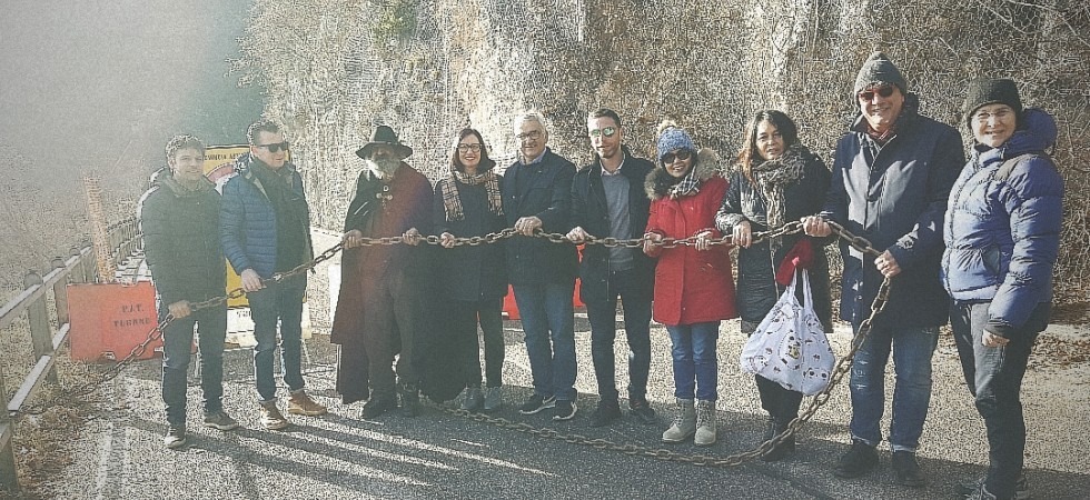 Ristoratore si incatena per la strada chiusa: A Natale 300 prenotazioni, ma dovrò licenziare i dipendenti''